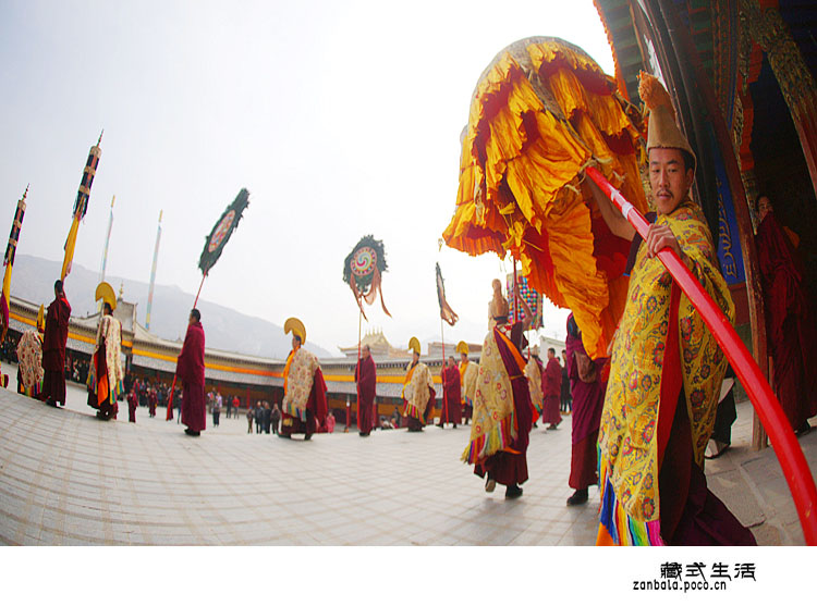 Tibetans celebrate Buddhism festival in Lhasa 