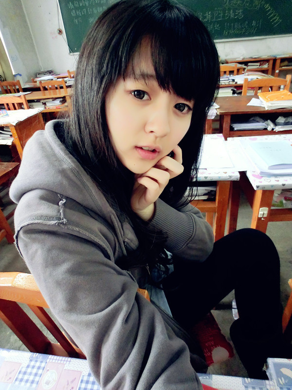 Beautiful Chinese female high school students 