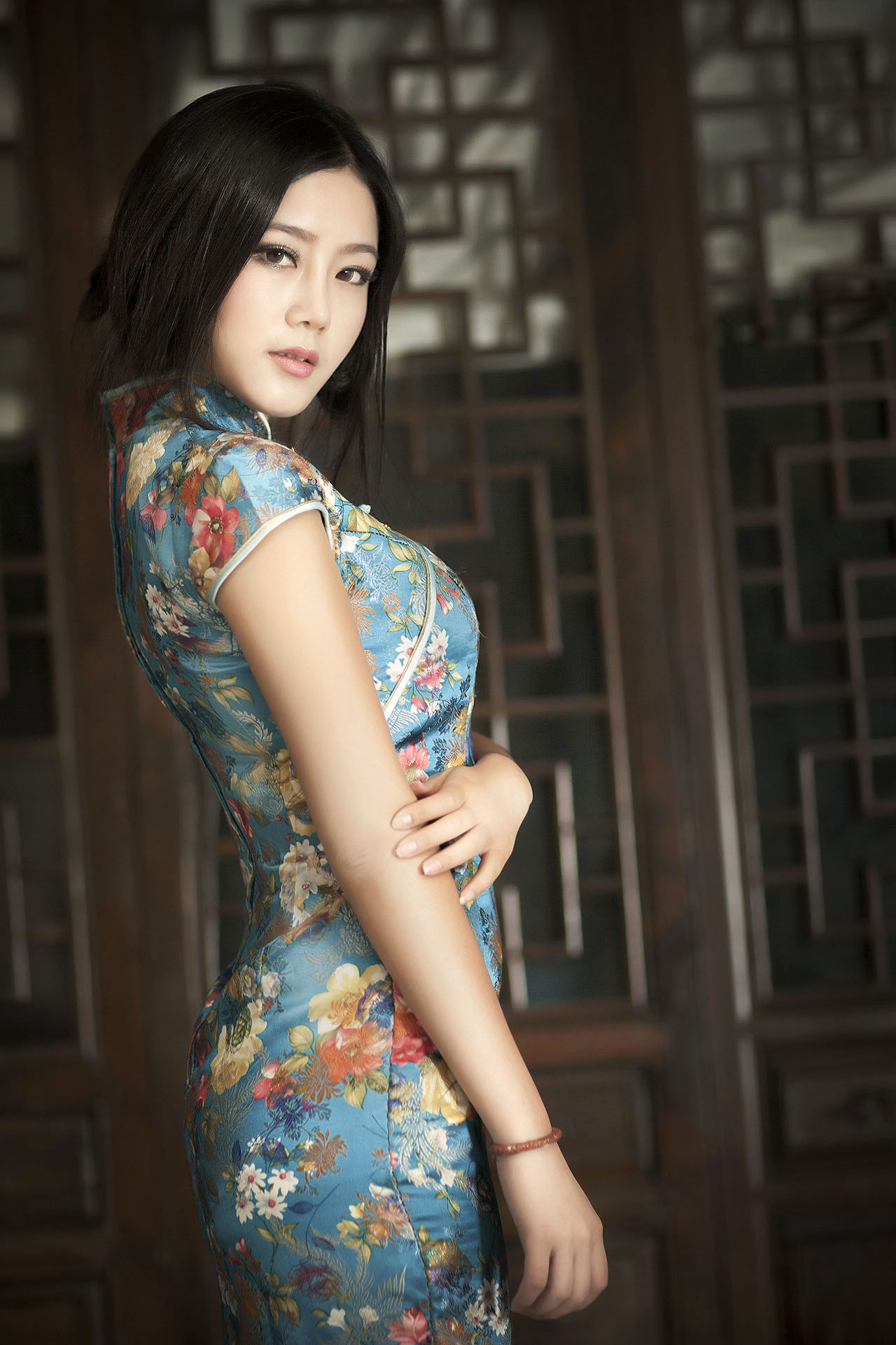 Blue cheongsam girl HD Photo-Traditional Plum Blossom Girl Cheongsam