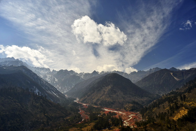 Enjoy the beautiful scenery in China's Sichuan