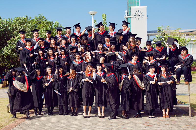 10 Students in Jiangsu University pose for graduation photos in classic costume.