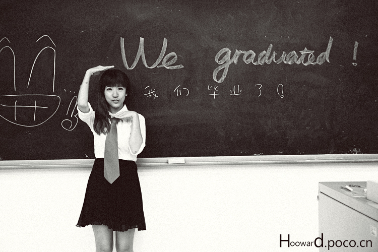 10 Students in Jiangsu University pose for graduation photos in classic costume.